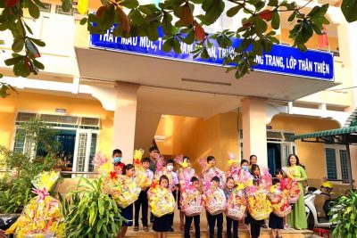 Liên đội trường TH Tịnh Phong tổ chức chương trình Thắp sáng ước mơ “Trao tặng quà Tết cho các em học sinh có hoàn cảnh khó khăn , khuyến tật ở 4 điểm trường của Liên đội