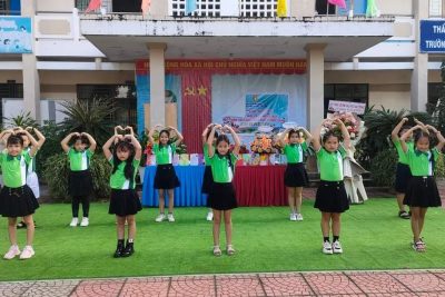Liên đội Trường TH Tịnh Phong tổ chức tiết Sinh hoạt dưới cờ mỗi tuần một câu chuyện đẹp, một cuốn sách hay, một tấm gương sáng với chủ đề là: “Biết ơn thầy cô giáo”. Liên đội đã tổng kết các phong trào thi đua và khen thưởng cho các lớp nhi đồng và chi đội đã đạt được trong các tuần thi đua của tháng 11.