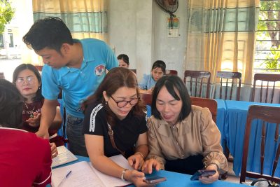 Chi bộ Trường Tiểu học Tịnh Phong thực hiện nộp đảng phí trên môi trường điện tử.